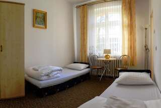 Хостелы Domus Mariae Гетшвалд Двухместный номер с 1 кроватью или 2 отдельными кроватями и ванной комнатой-1